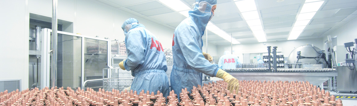 ABB employees in laboratory (photo)