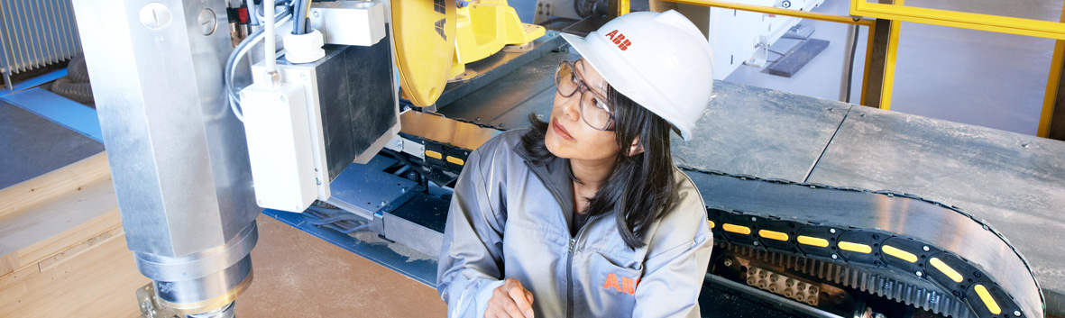 ABB employee working with wood milling robot (photo)