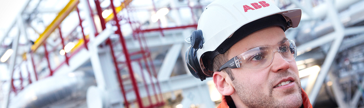 ABB employee at natural gas plant in Norway (photo)