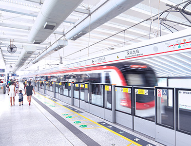 Train arriving in Shenzhen North Station (photo)