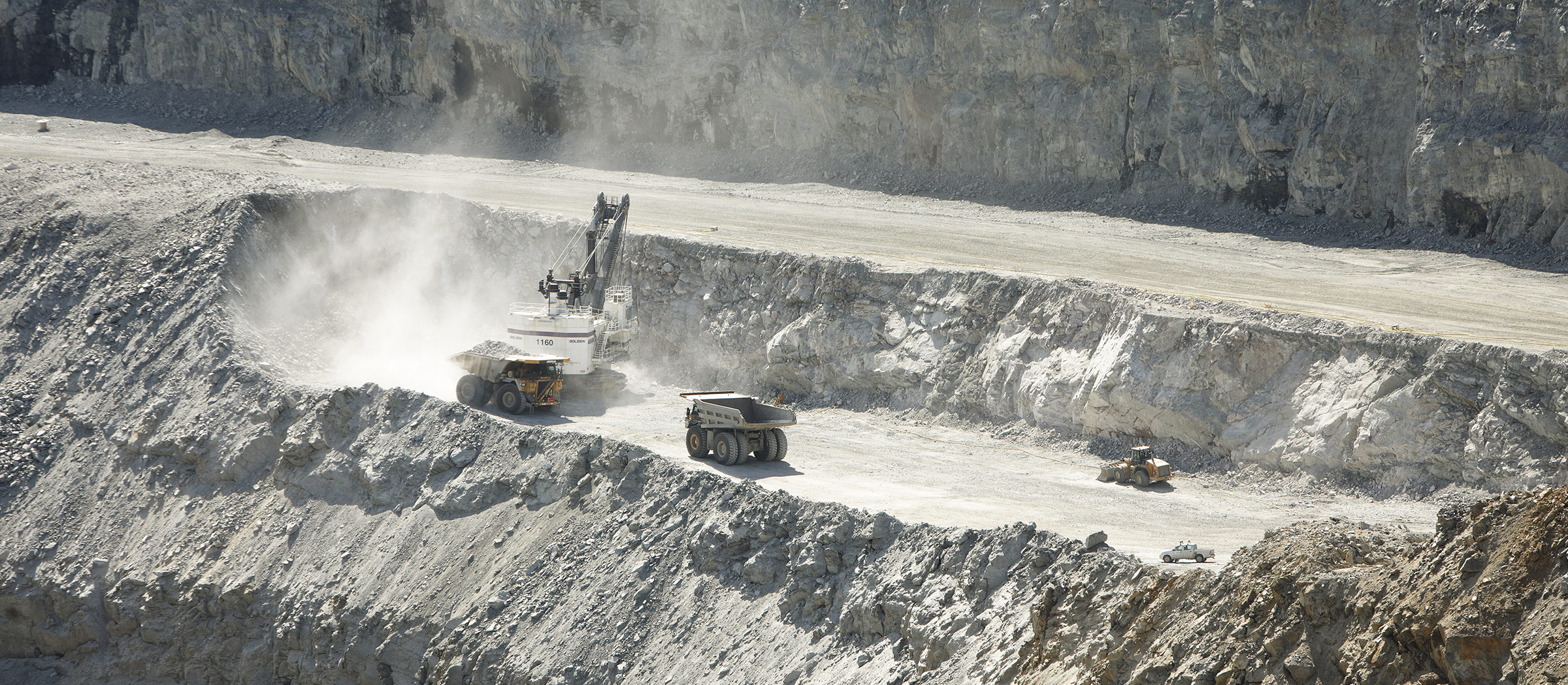 Open pit mining (photo)