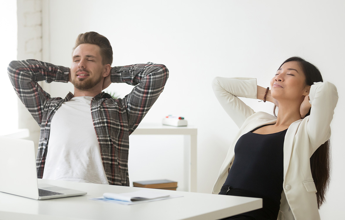Man and woman relaxing at work (photo)