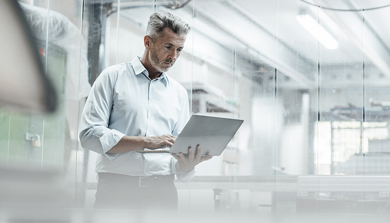 Man looking at his laptop (photo)