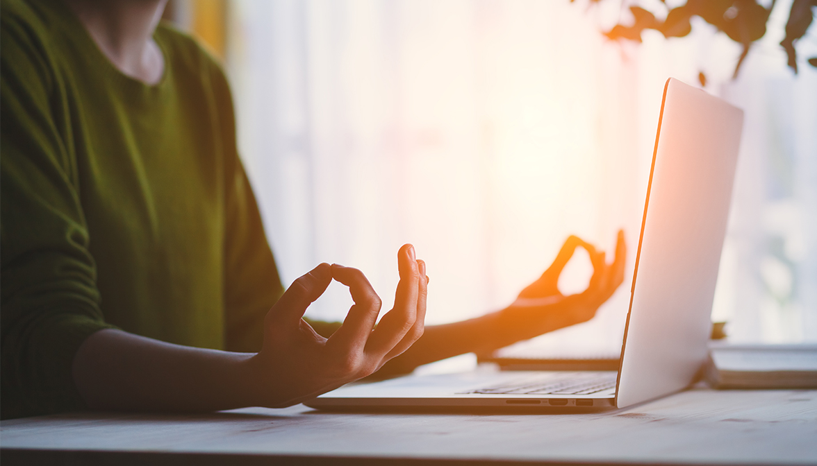 Employee in front of a laptop (photo)