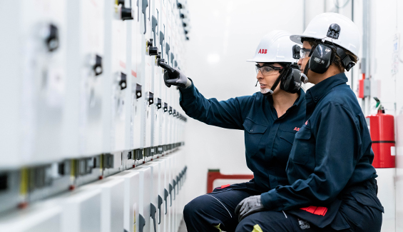 Two ABB employees at work (photo)